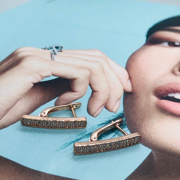 🌟 Rose Gold Earrings - Picture 5 of 6